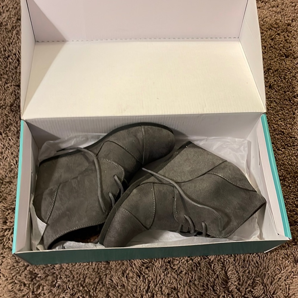 LIKE NEW! Size 7.5 Women’s Maurice’s Gray Penny Lace Up Wedge Booties